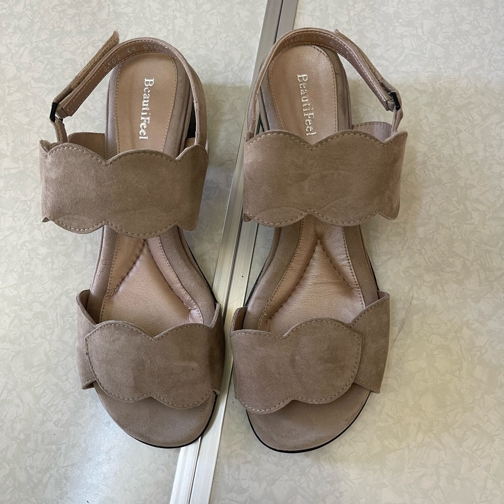 EUC BeautiFeel Elsie Tahini Suede Sandal - size 39 (8.5)